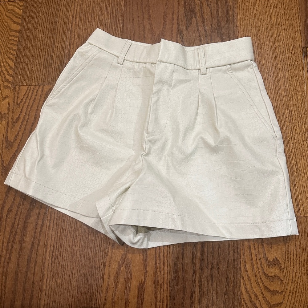 ! Sincerely Ours White Modern Tailored Croc Paper Bag Shorts Women Size S